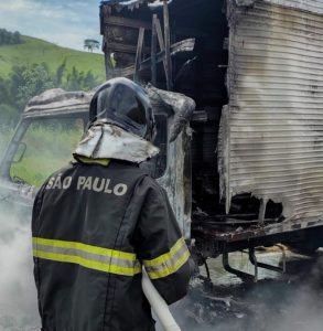 Caminhão consumido pelo fogo na Via Dutra mobiliza bombeiros nesta terça!