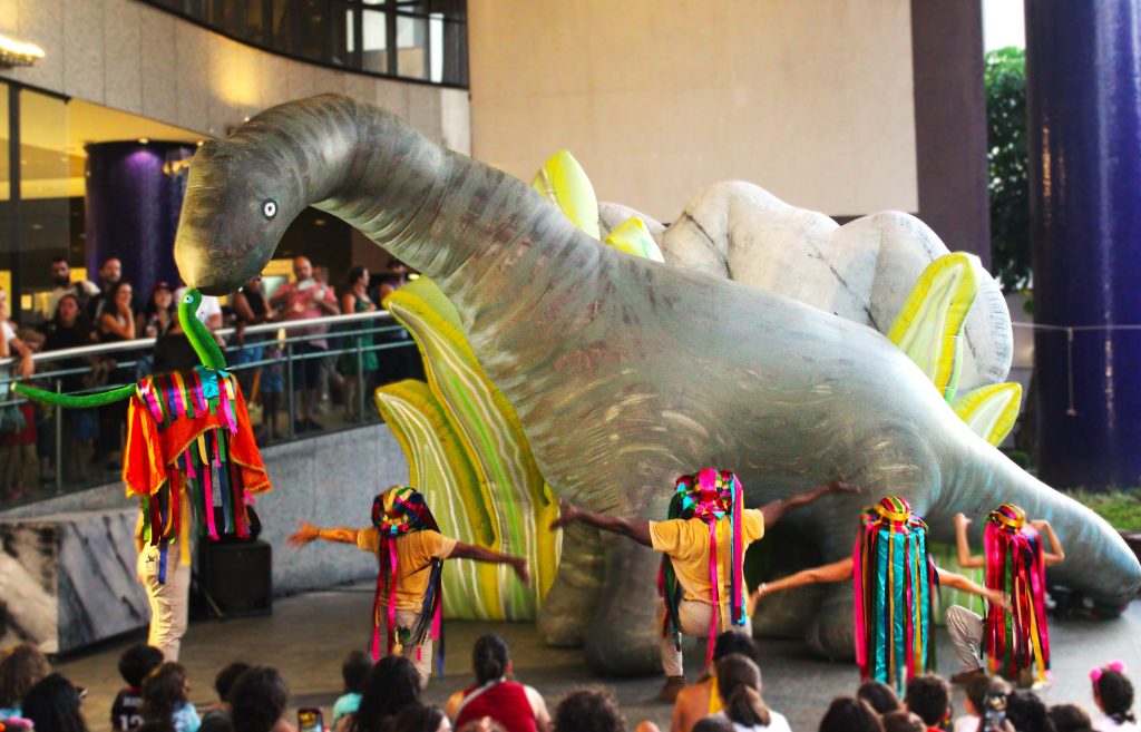 Dinossauros invadem São José em espetáculo gratuito e interativo que vai encantar todas as idades