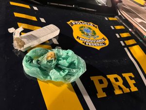 Dupla é presa pela PRF com drogas na Via Dutra em Jacareí