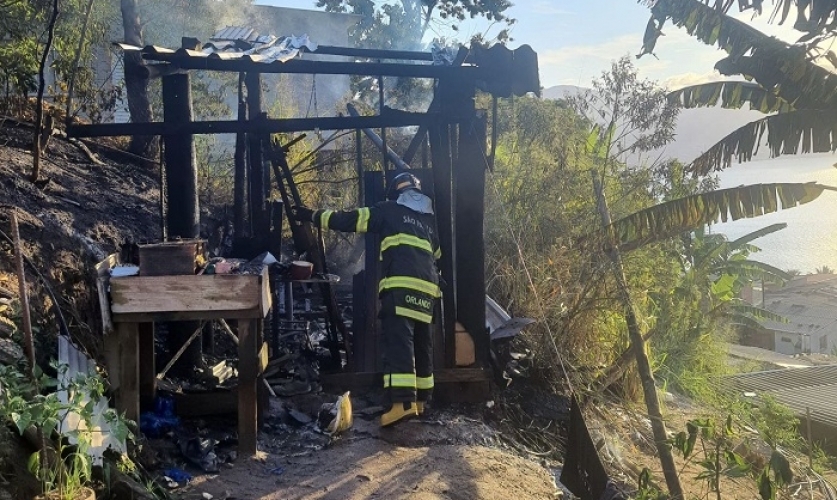 Explosão de celular durante carregamento provoca incêndio em Ilhabela