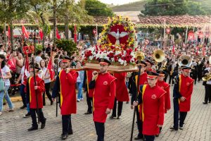 Festa do Divino em São Luiz do Paraitinga dá início à programação de fé e cultura popular com grupos tradicionais