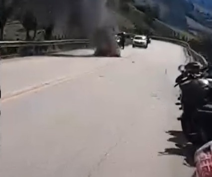Grave acidente envolvendo duas motos interdita SP-50 em Santo Antônio do Pinhal