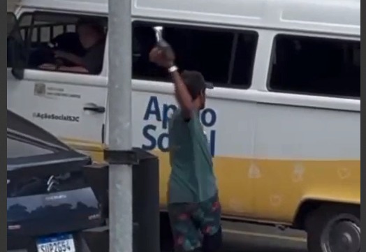 Homem atira pedra em Kombi do apoio social da Prefeitura