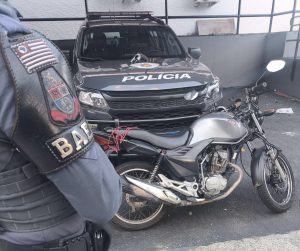 Homem é preso com moto furtada, no Monte Castelo, após tentar fugir da abordagem