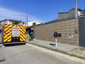 Incêndio consome lavanderia de casa em Caraguatatuba e mobiliza bombeiros