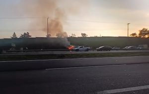 Incêndio em caminhonete na Tamoios é controlado