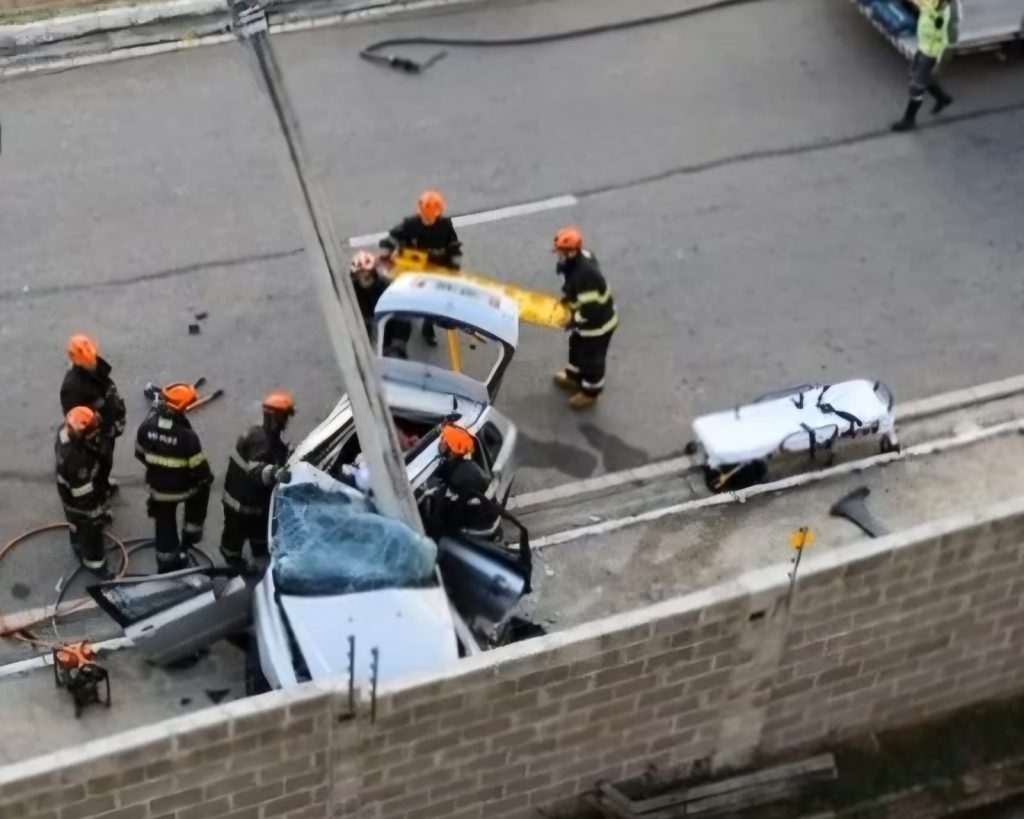 Jovem de 23 anos fica ferido em acidente após carro acertar poste em cheio na zona leste