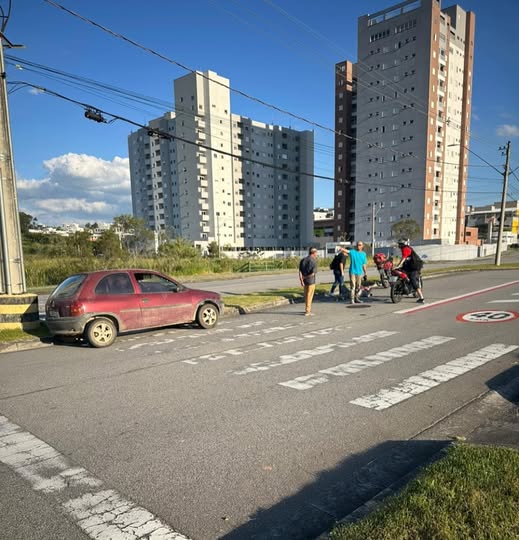 Motociclista fica ferido após colidir com carro no Urbanova
