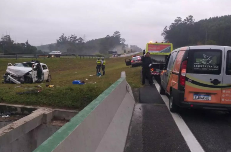 Mulher morre e cinco ficam feridos em acidente na Carvalho Pinto