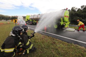 Simulado de acidente mobiliza equipes de emergência na rodovia Carvalho Pinto