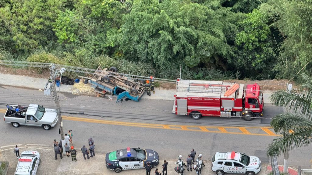 Caminhão tomba no Jardim das Indústrias em São José dos Campos