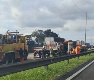 Colisão entre moto e caminhão deixa vítima fatal na Dutra em São José dos Campos