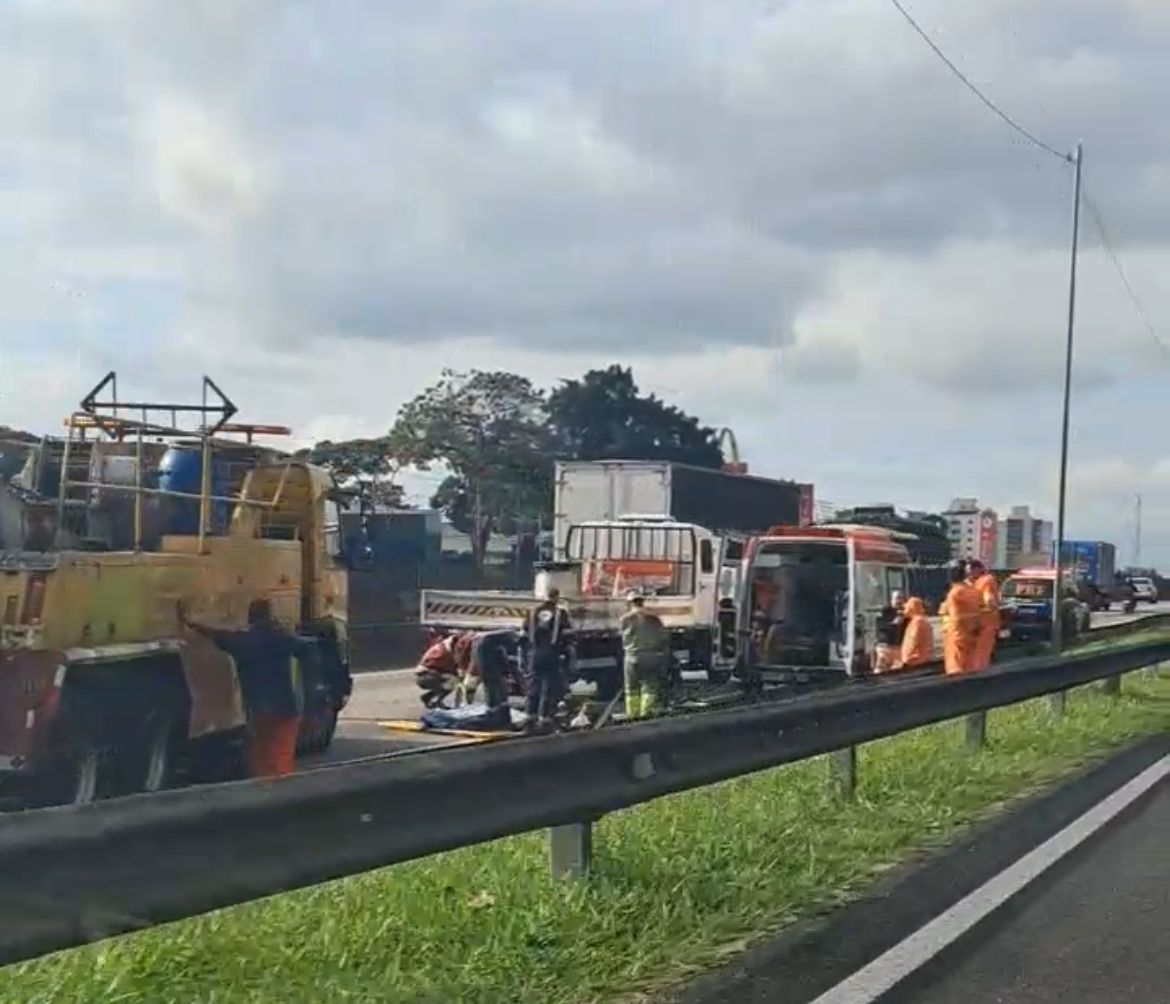 Colisão entre moto e caminhão deixa vítima fatal na Dutra em São José dos Campos