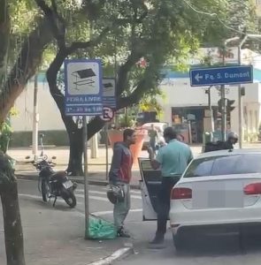 Briga de trânsito termina com motorista atropelando e arrastando moto na Vila Adyana, em São José dos Campos
