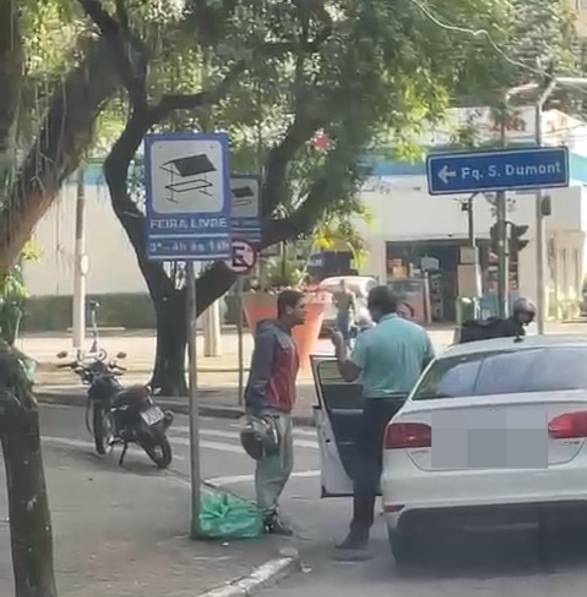Briga de trânsito termina com motorista atropelando e arrastando moto na Vila Adyana, em São José dos Campos