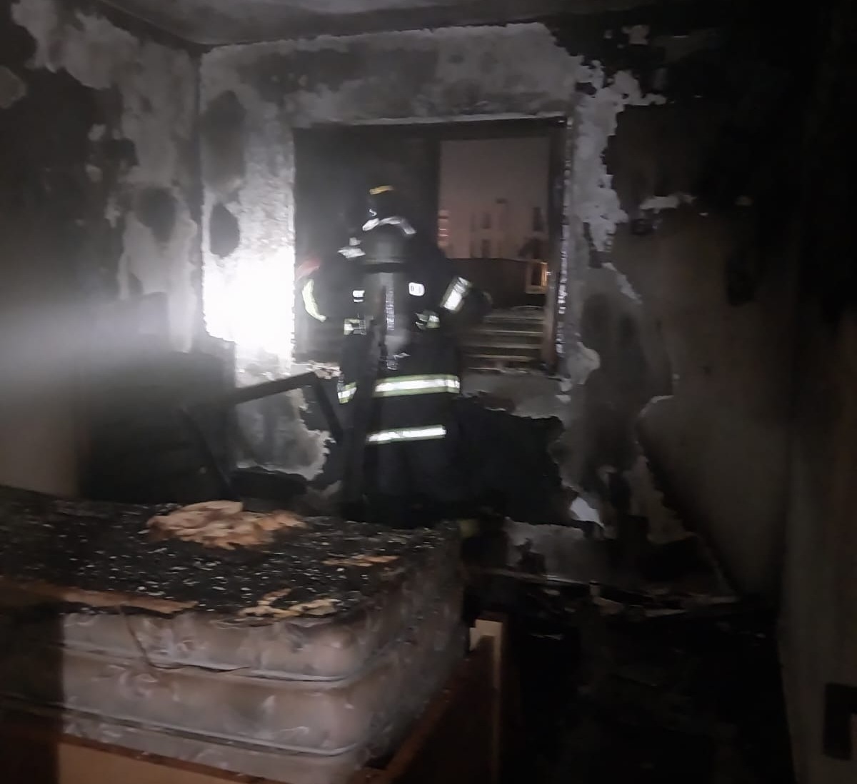 Apartamento em Ubatuba pega fogo e mobiliza Copo de Bombeiros 