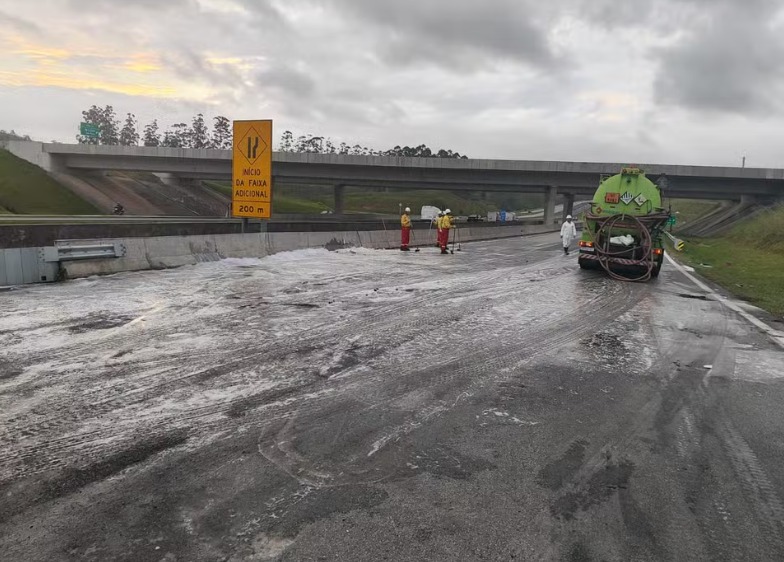 Após tombamento de carreta, 22 mil litros de etanol atingiram afluente do Rio Paraíba