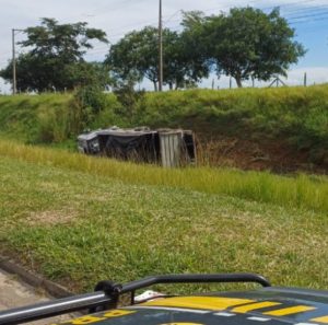 Acidente na Via Dutra entre ônibus e carreta causa tombamento e lentidão de 5km em São José dos Campos