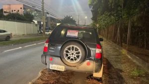 Carro abandonado no Urbanova é notificado pela prefeitura e retirado