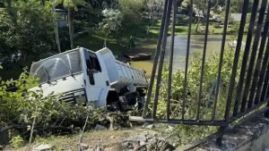 Caminhão desgovernado cai em lago de condomínio no Urbanova