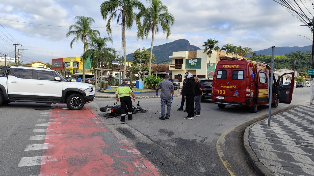 Acidente entre carro e moto deixa motociclista ferido no centro de Caraguá