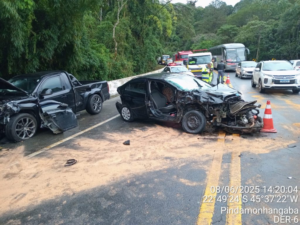 Acidente na Rodovia Floriano deixa dois feridos em Santo Antônio do Pinhal