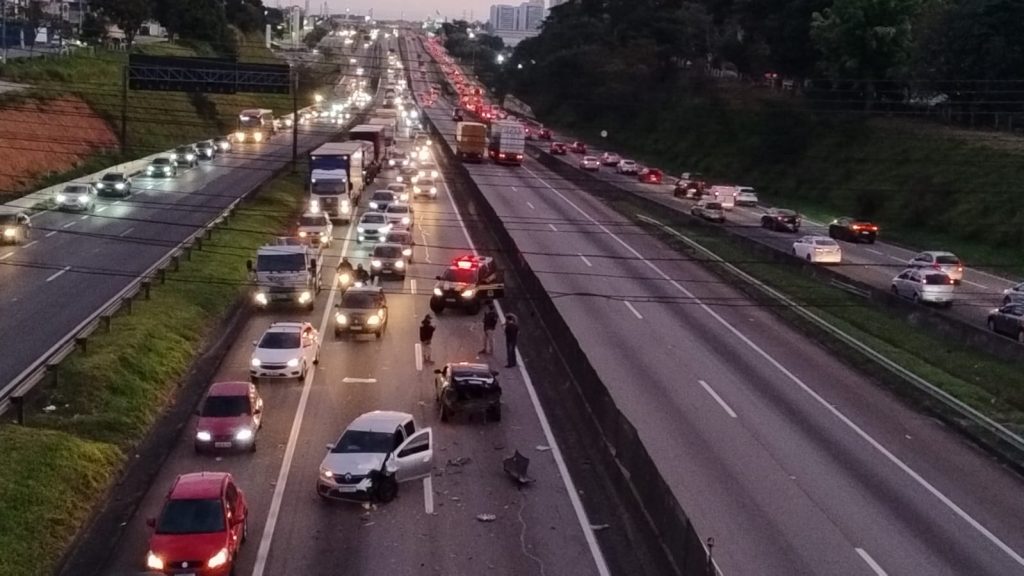 Acidente na Via Dutra complica trânsito em São José dos Campos