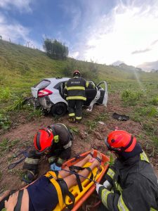 Carro cai em ribanceira, homem fica ferido e preso no veículo na zona leste