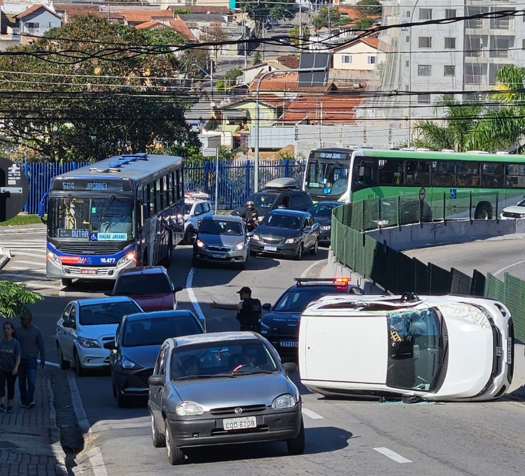 Carro tomba em São José dos Campos e complica o trânsito na região central