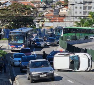 Carro tomba em São José dos Campos e complica o trânsito na região central