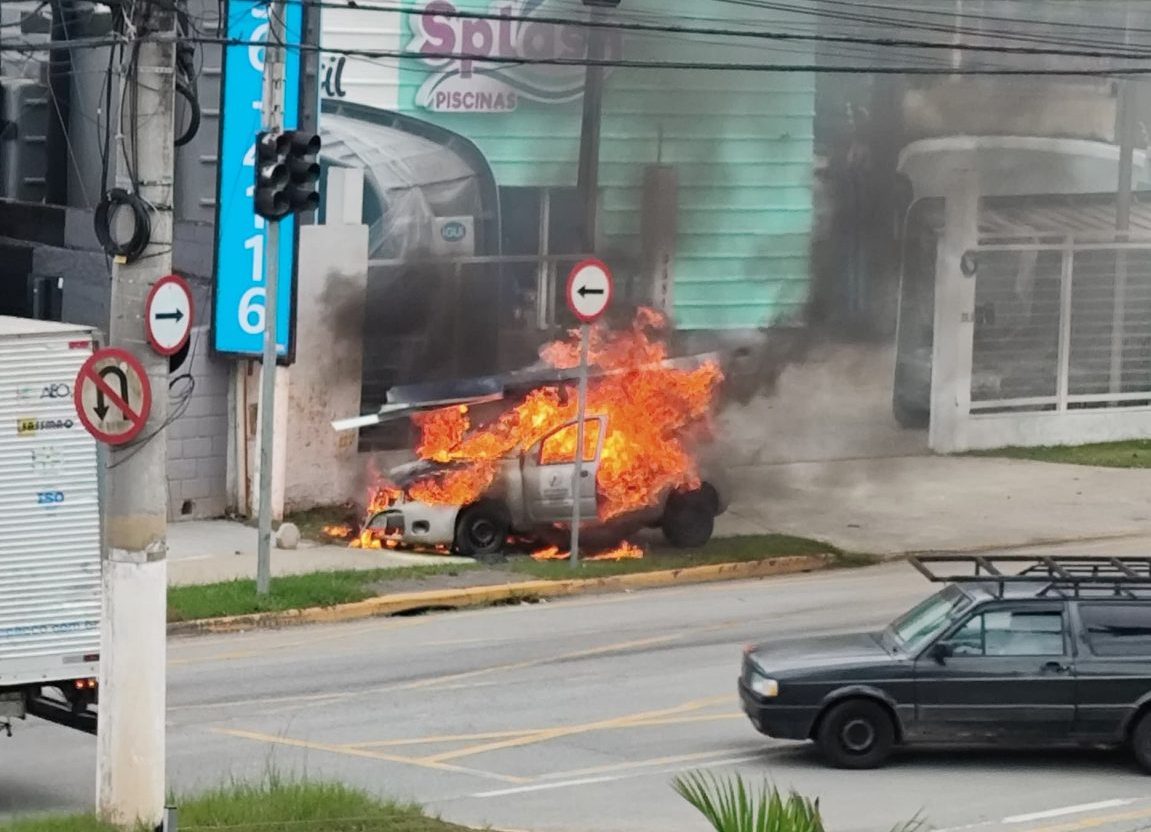 Carro pega fogo em Jacareí e interdita avenida Getúlio Vargas