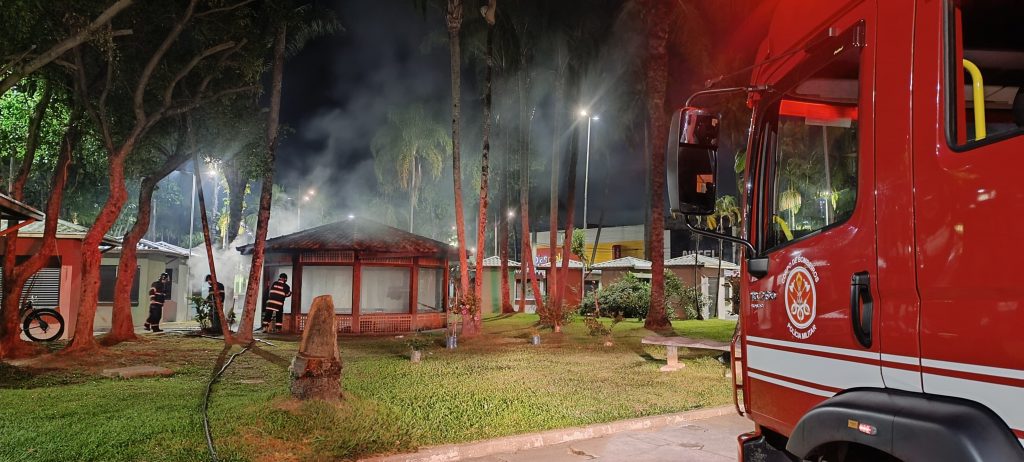 Incêndio em quiosque no centro de Caraguatatuba!