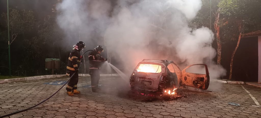 Incêndio em veículo assusta turistas no Morro Santo Antônio, em Caraguatatuba