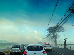 Incêndio no Banhado espalha fumaça no centro de São José