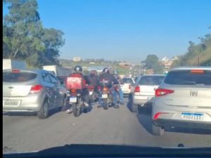 Motociclista fica ferido em colisão na Via Dutra, em São José dos Campos