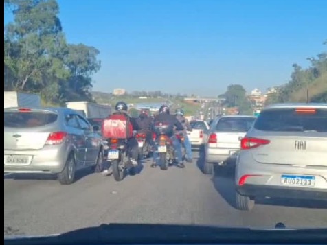 Motociclista fica ferido em colisão na Via Dutra, em São José dos Campos