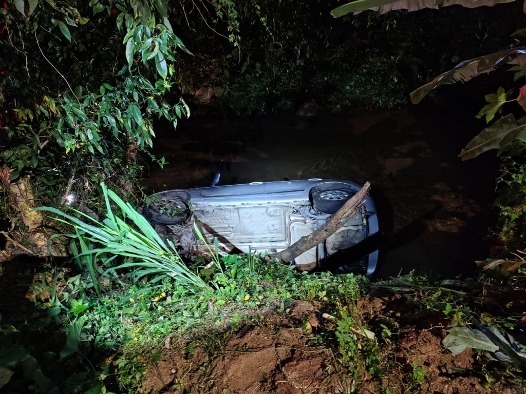 Motorista perde controle e cai em rio na Martim de Sá, em Caraguatatuba