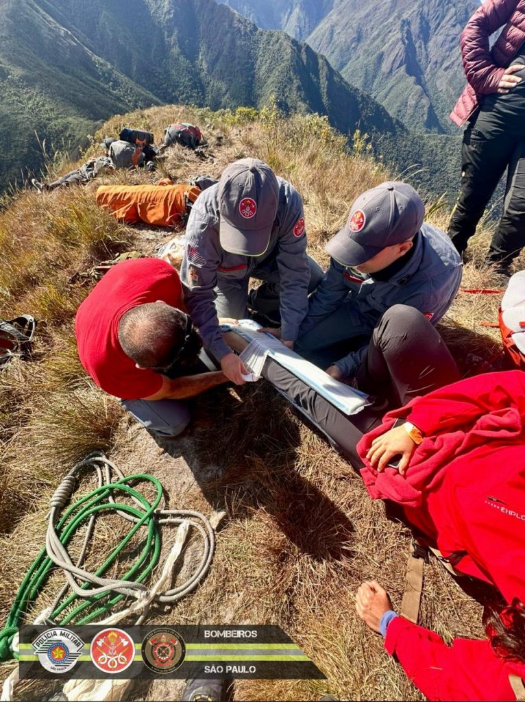 Mulher de 27 anos é resgatada após queda em trilha na divisa entre SP e MG