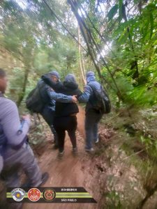 Mulher sofre mal súbito na Trilha do Pico do Marins e é resgatada pelos Bombeiros