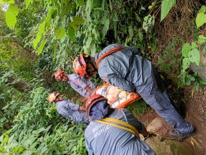 Mulher sofre queda em trilha de cachoeira em Ilhabela e é resgatada pelos Bombeiros