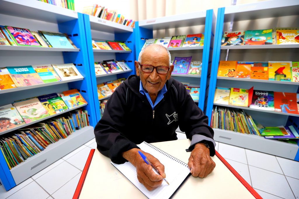 Seu Otacílio volta à escola aos 94 anos em Jacareí