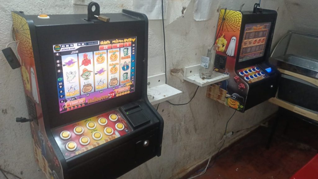 Polícia flagra jogos de azar e detém envolvidos em adega de São José