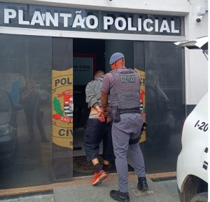 Prisão por violência doméstica termina em flagrante por tráfico em São Sebastião