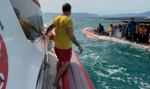 Turistas vivem momentos de tensão em naufrágio durante passeio de avistamento de baleias em Ilhabela
