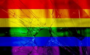 Violência contra LGBTQIA+ soma mais de 5 mil casos em SP. Dados revelam urgência por políticas públicas inclusivas.