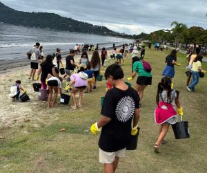 Voluntários se unem em Ubatuba e retiram 219 kg de lixo da orla do Itaguá