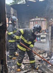 Incêndio em residência mobiliza Corpo de Bombeiros e moradores em Caraguatatuba