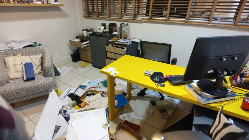 Criminoso furta três empresas em prédio comercial no centro de São José