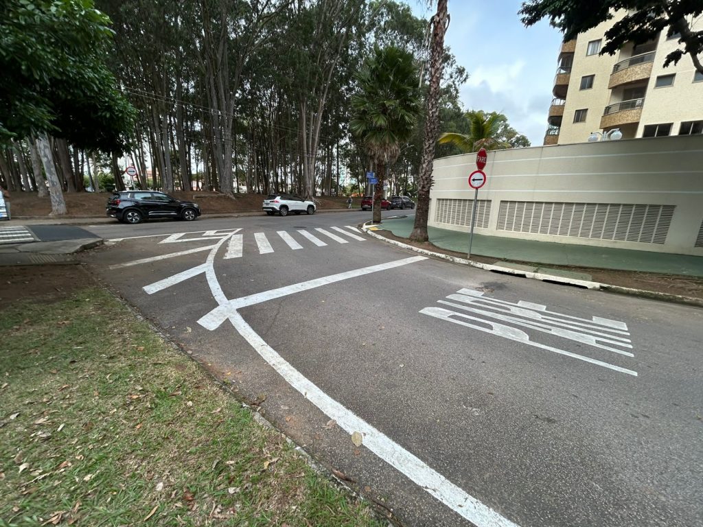 Sinalizações de trânsito recebem manutenção no Jardim Aquarius