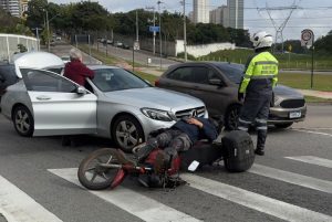 Motociclista é atingido por carro ao parar em faixa de pedestres no Jardim Aquarius